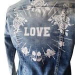 love op spijkerjasje met bloemen voor bruid, aim your wedding