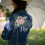 mrs met bloemen op spijkerjasje bruid, aim your wedding