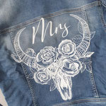 bull skull met bloemen als tattoo