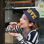 2013.4.12　LOVEかわさき（TVK）の撮影取材。焼き場の前でお煎餅をひとかじり。