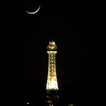 nachgebauter Eiffelturm mit Mond