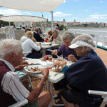 Mittagessen bei Mistralwinden am Deck