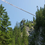 130 m hohe Hängebrücke zum Queren