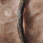 Herrenarmband aus 26 Strängen halbrund geflochten