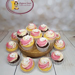 Roze met witte cupcakes. Vanille en chocolade