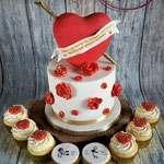 Valentijn taart met bijpassende cupcakes