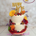 40 jaar.. semi-naked met bloemen en fruit