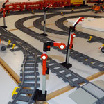 Eisenbahnstrecke mit Handsignalen aus Lego