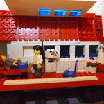 Patient im Reha-Waggon des Krankenhaus-Zuges aus Lego