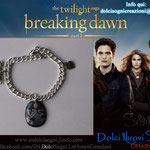Bracciale di Bella Swan, con i ciondoli regali da Edward e Jacob, con l aggiunta dello stemma della Famiglia Cullen TWILIGHT SAGA