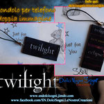 Twilight Saga Ciondolo per Telefono con doppia immagine, da unlatola scritta Twilight e dall'altro lato la scritta di tutti e 4 i libri: Twilight, New Moon, Eclipse, Breakin Dawn