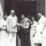 Bindra House ; Baba with, from left, Manu,Dhun,Gaimai,Banumasi,Roshan & baby Mehera. Glow -Feb.2001