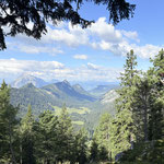 Dabei bieten sich wunderschöne Ausblicke auf das Gnanitztal, den Grimming und den dahinter liegenden Dachstein