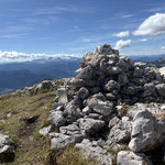 Dieser ist durch eine große Steinpyramide geschmückt