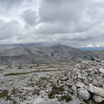 Der Gipfel des Feuertalberges hüllt sich noch in Wolken, rechts dahinter lugt die Spitzmauer etwas hervor