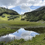 Nun zeigte sich der kleine Teich vor dem Rennerkogel sogar bei Sonnenschein und blauem Himmel