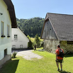 Wir verließen den Wald und kamen bei einem schönen Hof vorbei - von hier an folgten wir der Asphaltstraße,...