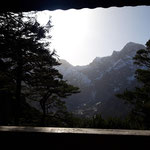  Ausblick von der Sonnenterrasse der Hütte auf die Almtaler Sonnenuhr (aufgrund von Saharastaub in der Luft war der Blick nicht so klar)