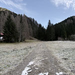 Wir passierten einen Bauernhof, verließen die Asphaltstraße und wanderten von hier an über die Forststraße weiter aufwärts