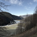 Auch Richtung Norden bot sich eine schöne Aussicht. Auf den spärlich verschneiten Loipen waren sogar Langläufer unterwegs