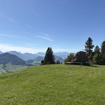 Direkt vor der Hütte befindet sich bei diesem Felsen noch ein schöner Aussichtspunkt...