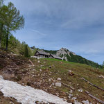 Zwei Hütten, eine idyllische Alm, dahinter der Mannsberg - das ist die Laglalm