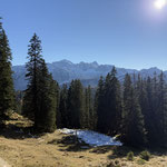 Hinter uns erstreckten sich der Dachstein...