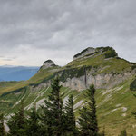 Immer wieder warfen wir einen Blick über die Schulter, auf die beiden markanten Berge Greimuth (rechts) und Atterkogel (links)