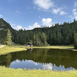 Von diesem aus bieten sich immer wieder schöne Ausblicke auf den See und dessen schöne Umgebung