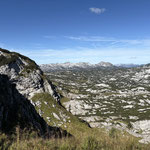 Blick zurück über die sogenannte Schönberggruppe des Toten Gebirges - der Große Schönberg und der Rinnerkogel sind zu sehen