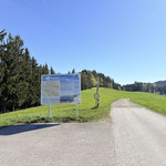 Vorbei an einer großen Tafel, die die Wander- und Bikerouten der Umgebung darstellt