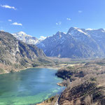 Der strahlende Almsee, dahinter das Rotgschirr, der Zwölferkogel und ihre spektakulären Nachbarn. Was für eine Aussicht!
