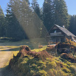 Nachdem wir etwa 570 Höhenmeter aufgestiegen waren, gab der Wald ein kleines Hüttendorf frei