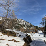 Mit Blick auf den Traweng und viele schöne Almhütten wanderten wir gemütlich über die Alm, bis wir die Straße erreichten, dieser folgten wir nach rechts