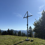 Das schöne Gipfelkreuz befindet sich auf einer weitläufigen Lichtung,...