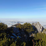  Über dem Flachland hält sich der Nebel