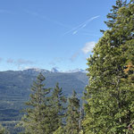 Wendet man den Blick noch weiter, so leuchtet auch das Dachsteinmassiv hervor, mit Großem Koppenkarstein, Großem Gjaidstein und Hohem Dachstein