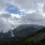 Auch wenn ein kurzes blaues Fenster das Gegenteil erahnen ließe - der dichte Nebel, der starke Wind und der stetige Regen machten eine Weiterwanderung zur Rinnerhütte für uns zu riskant, weshalb wir beschlossen, zur Ischler Hütte abzusteigen