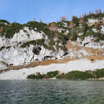 Dort zog die sogenannte Grubsteinhöhle am Schwarzensee Nordufer unser Interesse auf sich