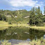 Der Lawinenstein spiegelte sich wunderschön im See, während...