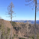 ... sowie in Richtung des nebelverhangenen Flachlandes
