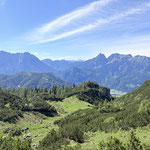 Von dieser Wiese da unten waren wir gekommen - für mich war das der schönste Teil der ganzen Wanderung