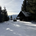 Vorbei an einer einsam gelegenen schönen Holzhütte...
