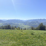 Hier bietet sich ein schöner Ausblick - hier nach Osten, wobei ich viele der Gipfel nicht benennen kann
