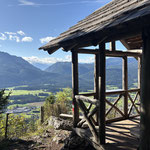 In der Hütte und auf dem davor liegenden schönen Platz mit Bänken bietet sich ein wunderschönes Panorama, dazu komme ich jetzt gleich