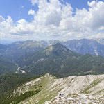 Tiefblick auf den Grimmingboden - bei genauerem Hinsehen ist sogar die Interhüttenalm zu sehen