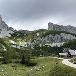 In der beeindruckenden Kulisse von Traweng und Sturzhahn wanderten wir an den Hütten vorbei