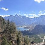Nicht zuletzt auf den Almsee und den Zwölferkogel, den höchsten Punkt der Almtaler Sonnenuhr