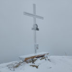 Am Gipfel der Loibersbacher Höhe angekommen. Da hier ein ganz schön starker Wind ging, fiel die Gipfelpause eher kurz aus