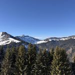 Gleichzeitig eröffnete sich ein wunderbarer Rundumblick - hier zum Beispiel auf Bergköpfl und Schmittenstein 